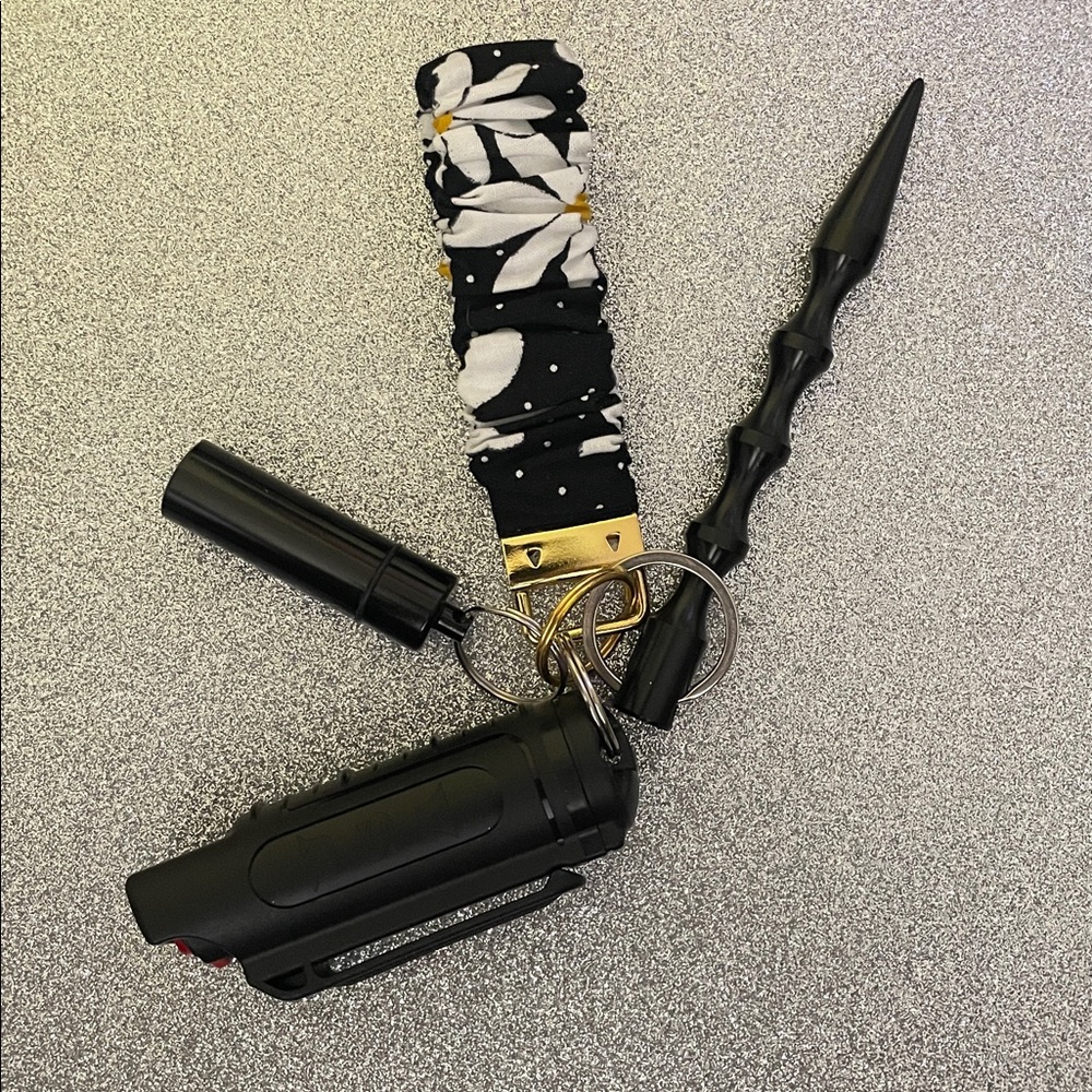 NWOT Black Daisy Safety Keychain Set
